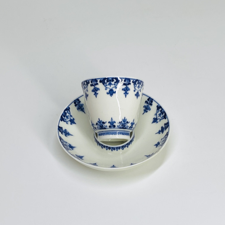 Rare petite tasse trembleuse en porcelaine de Saint-Cloud - Début XVIIIe siècle