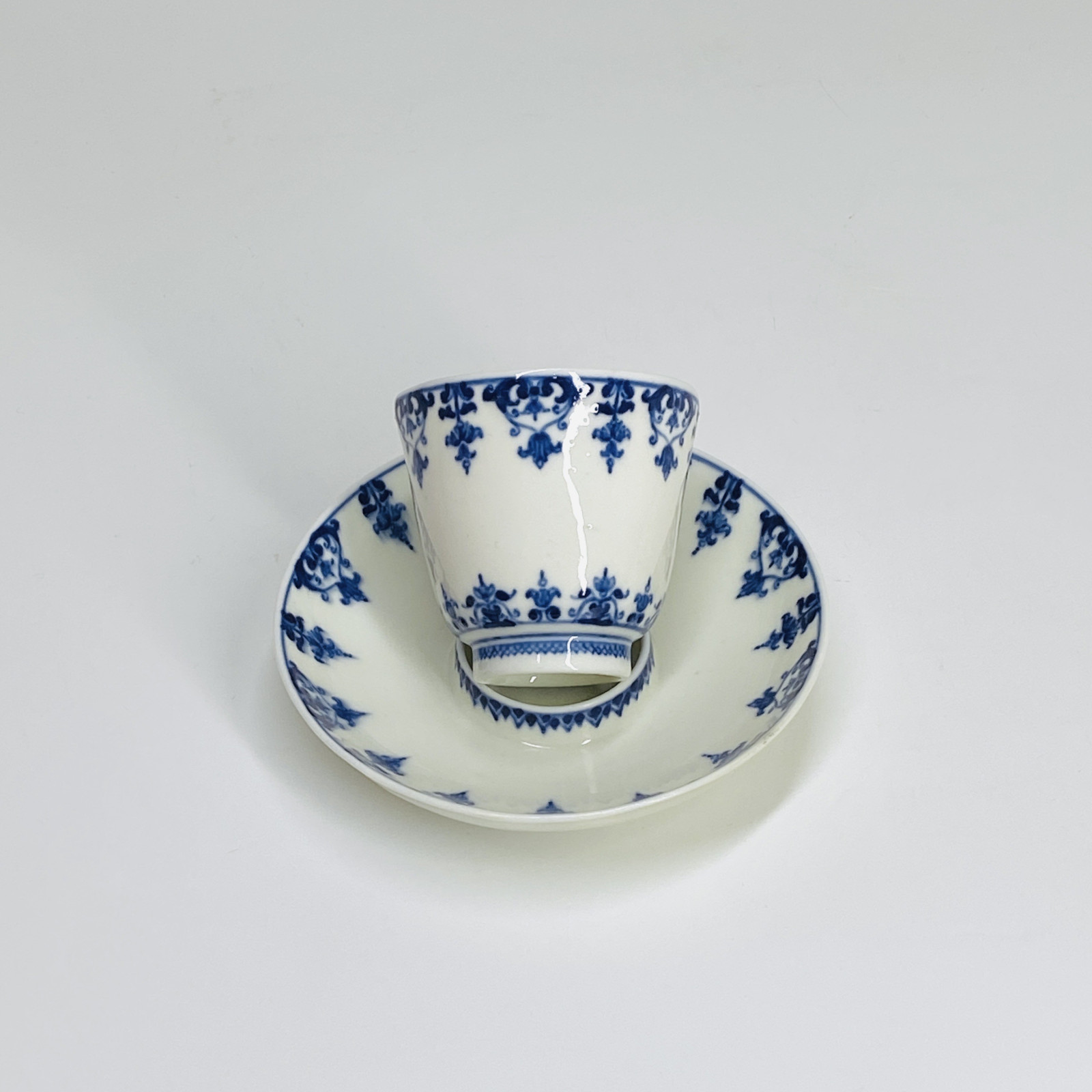 Rare petite tasse trembleuse en porcelaine de Saint-Cloud - Début XVIIIe siècle