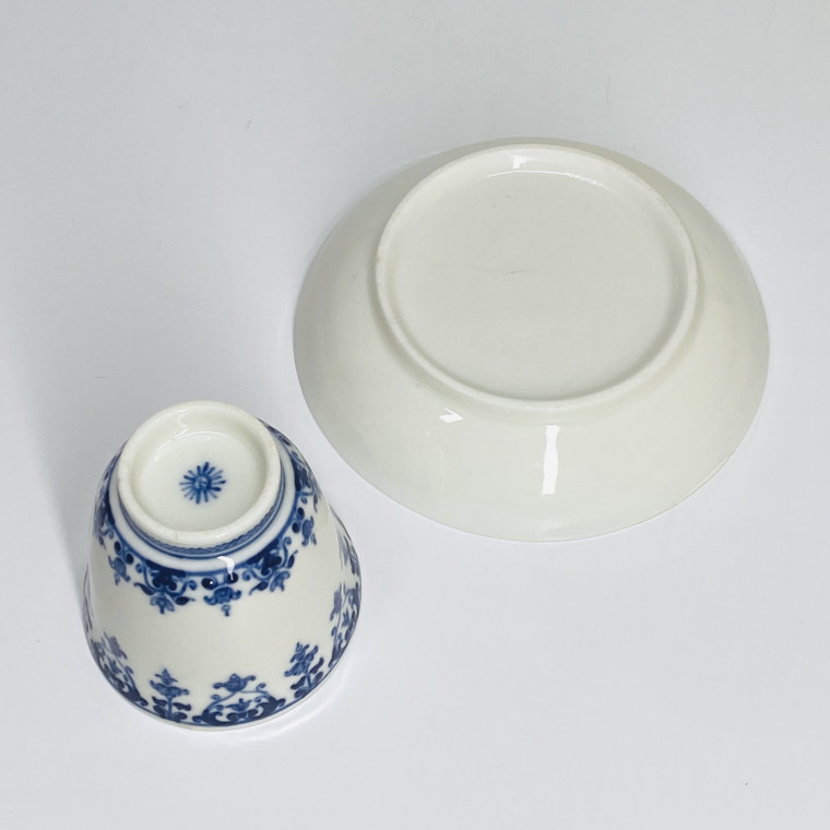 Rare small Saint-Cloud porcelain trembling cup - Early eighteenth century
