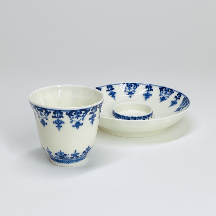 Rare petite tasse trembleuse en porcelaine de Saint-Cloud - Début XVIIIe siècle