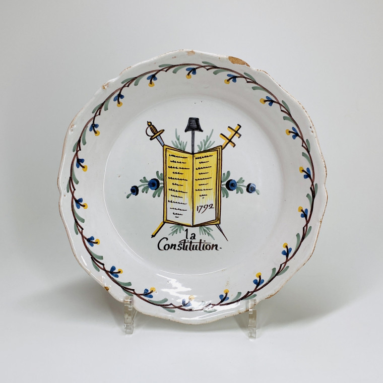 Assiette en faïence de Nevers à décor révolutionnaire - XVIIIe siècle