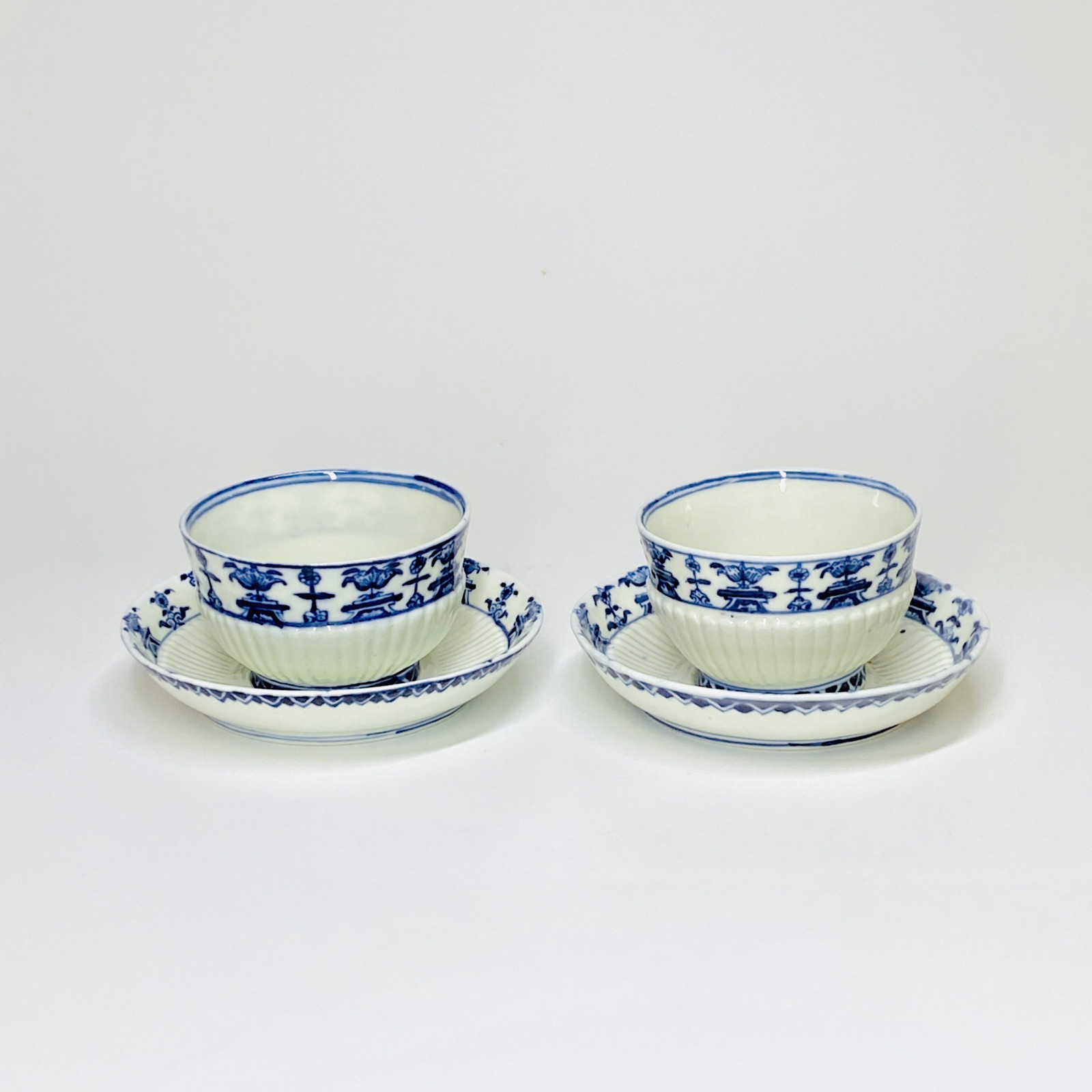 Saint-Cloud - Paire de tasses à décor de lambrequins - Début du XVIIIe siècle