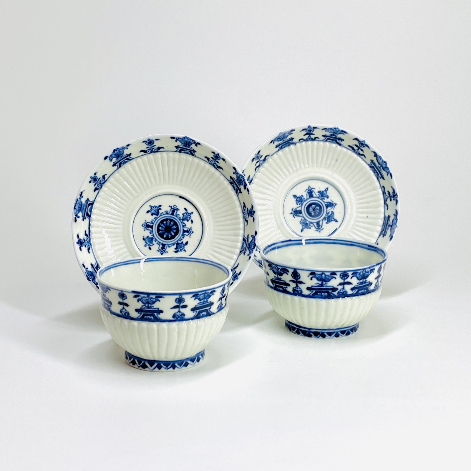Saint-Cloud - Pair of cups decorated with lambrequins - Early eighteenth century