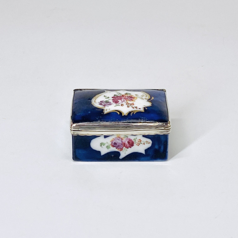 Soft porcelain box with blue background – Eighteenth century