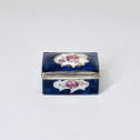 Boîte à priser en porcelaine tendre à fond bleu – XVIIIe siècle