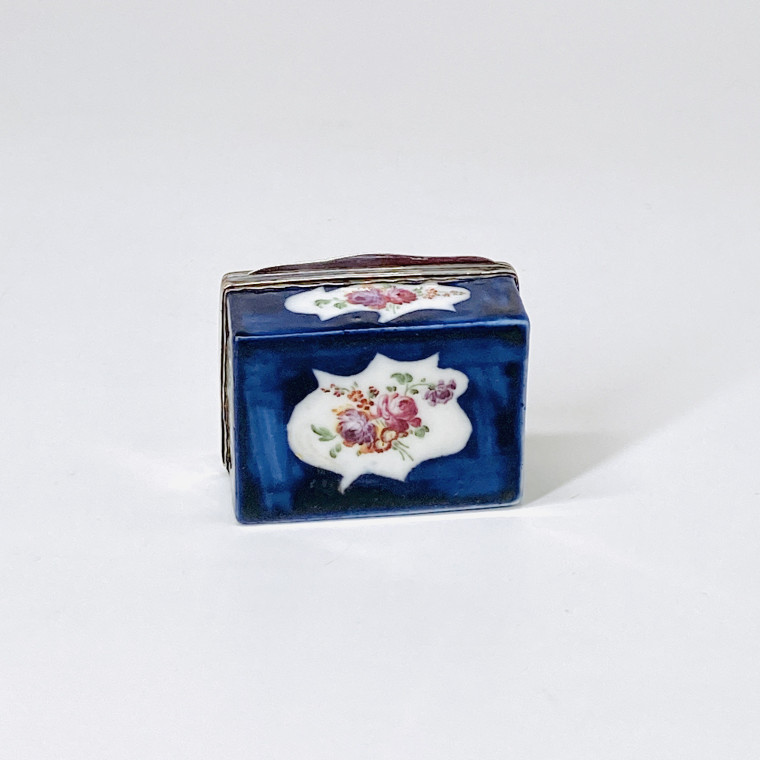 Boîte à priser en porcelaine tendre à fond bleu – XVIIIe siècle