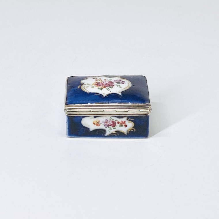 Boîte à priser en porcelaine tendre à fond bleu – XVIIIe siècle