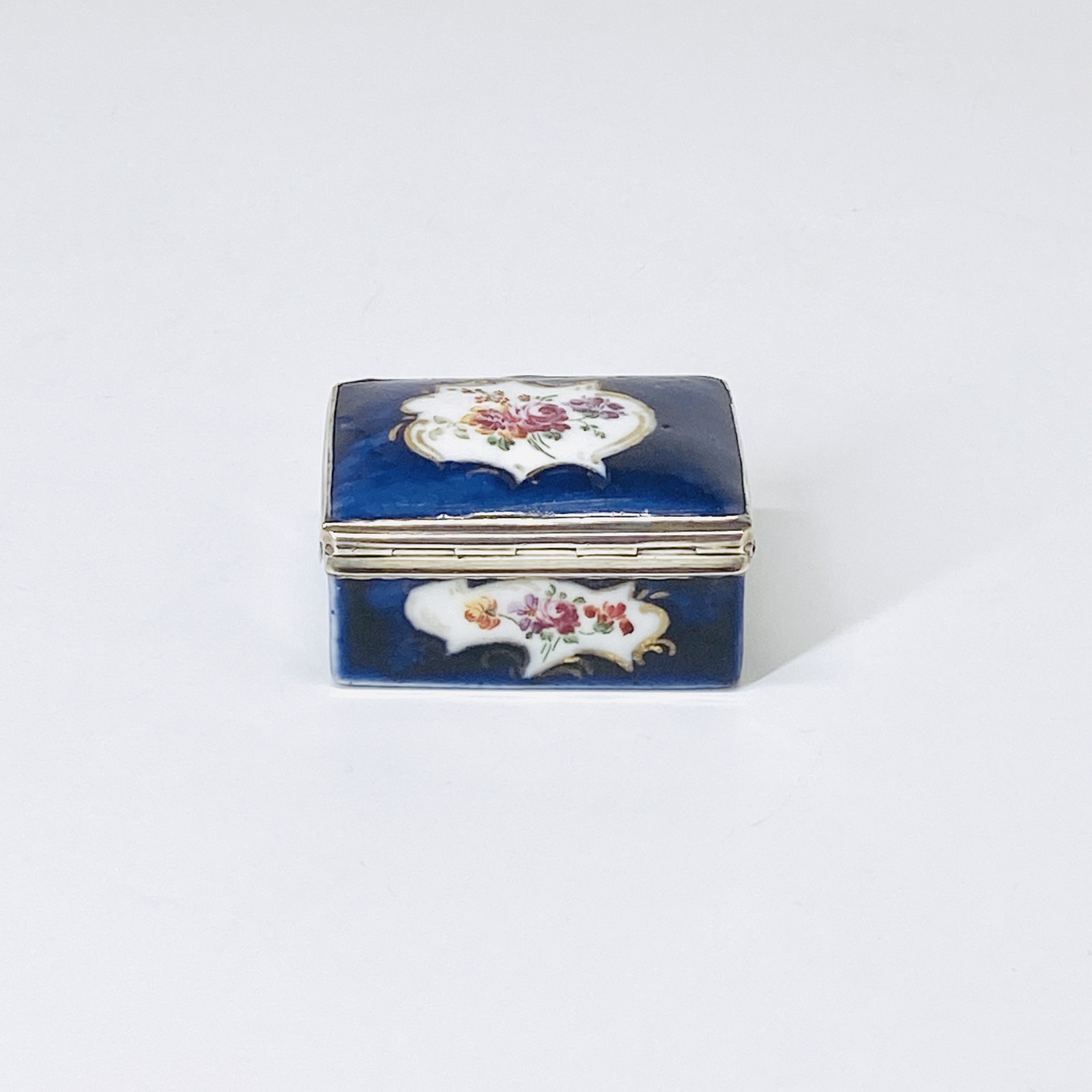 Boîte à priser en porcelaine tendre à fond bleu – XVIIIe siècle