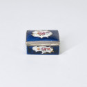 Boîte à priser en porcelaine tendre à fond bleu – XVIIIe siècle