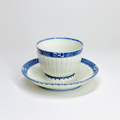 Saint-Cloud - Tasse trembleuse à godrons et galon bleu - Début du XVIIIe siècle