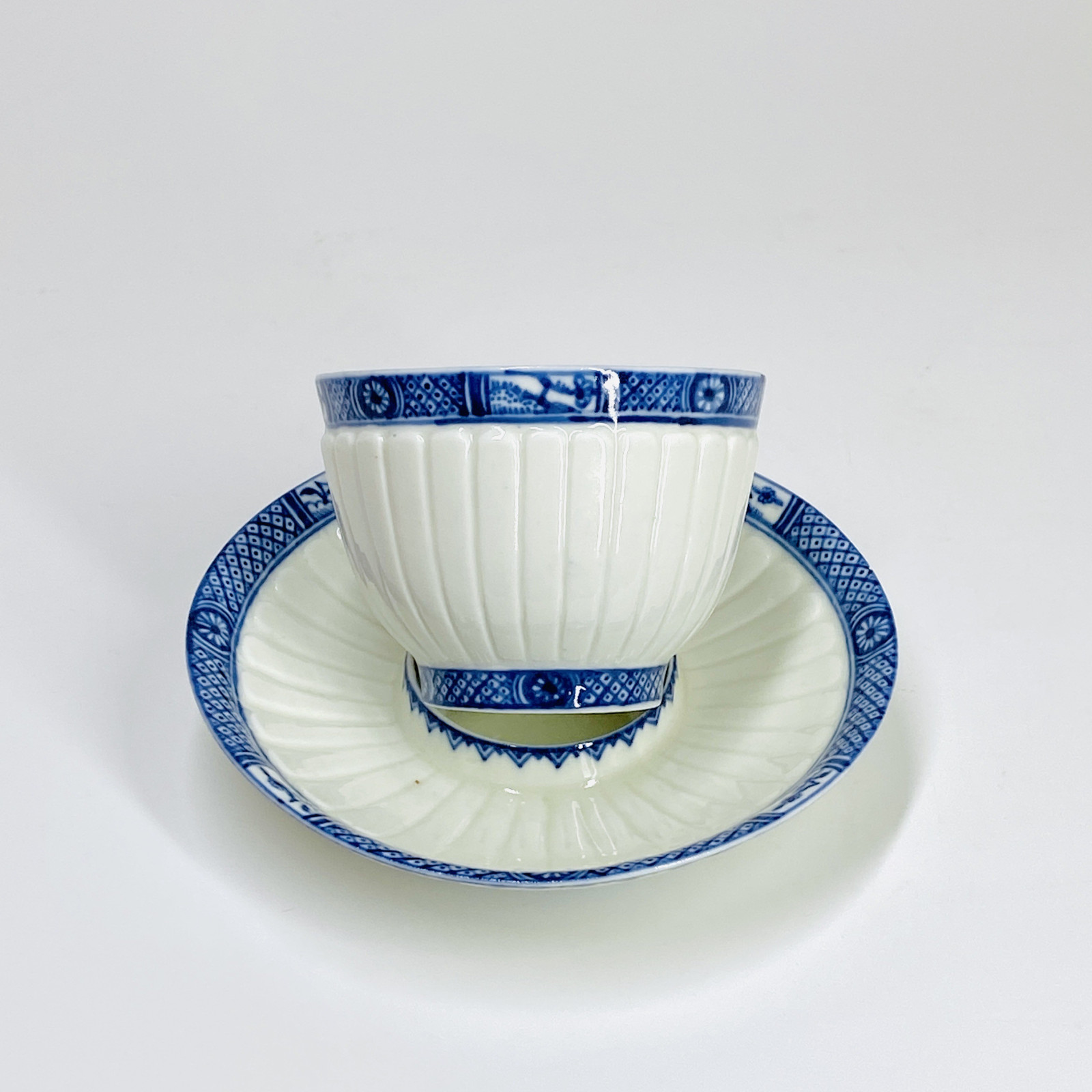 Saint-Cloud - Tasse trembleuse à godrons et galon bleu - Début du XVIIIe siècle