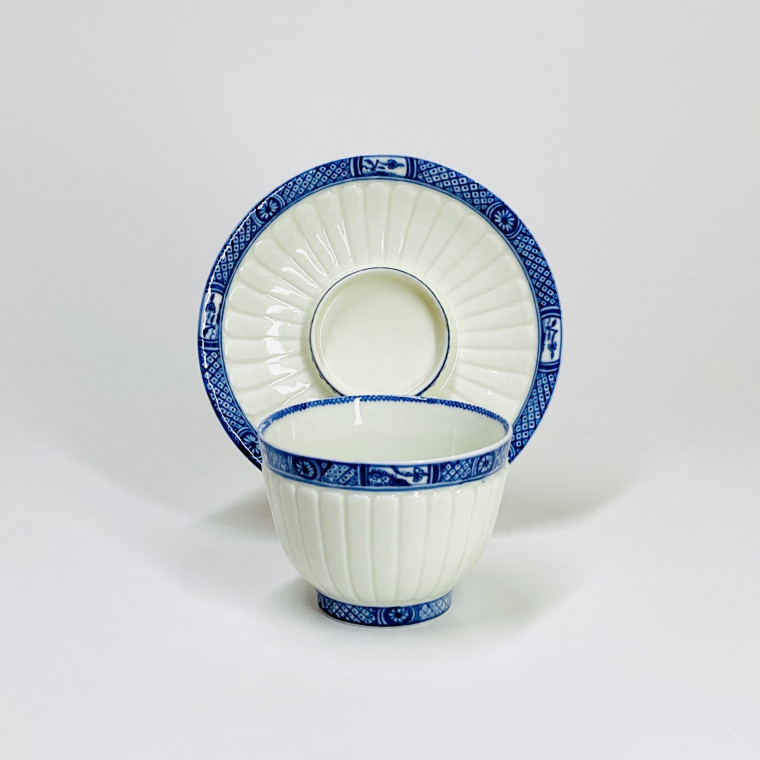 Saint-Cloud - Tasse trembleuse à godrons et galon bleu - Début du XVIIIe siècle