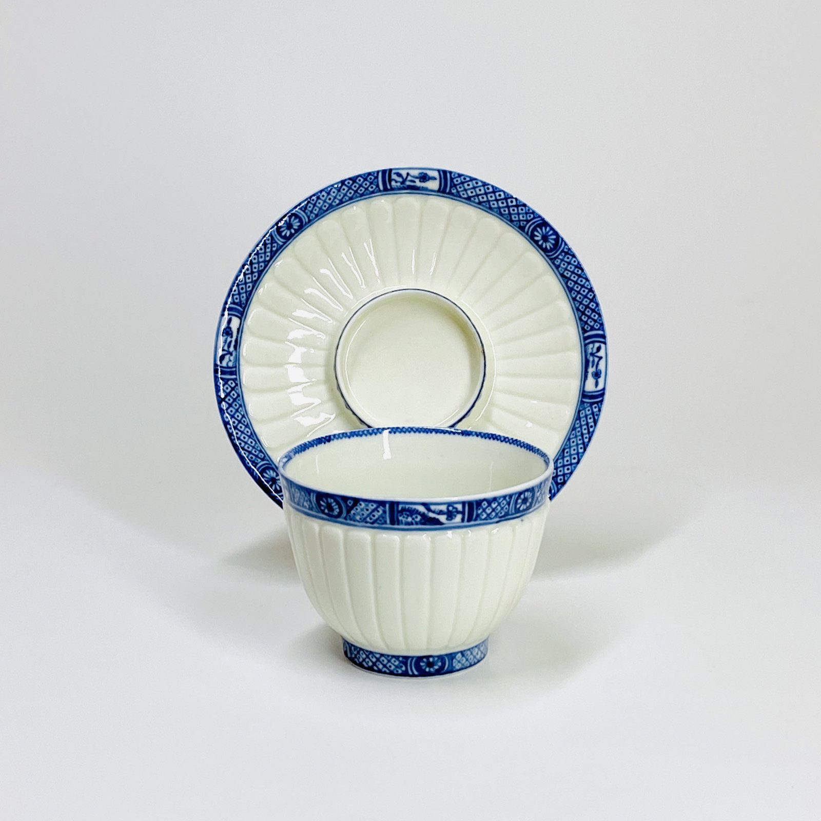 Saint-Cloud - Tasse trembleuse à godrons et galon bleu - Début du XVIIIe siècle