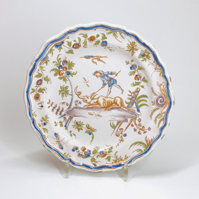 Assiette en faïence de Lyon à décor d'un homme terrassant un animal grotesque - XVIIIe siècle