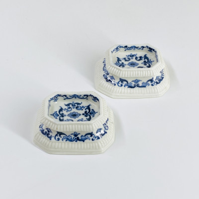 Saint-Cloud - Pair of salt cellars decorated with lambrequins - Early eighteenth century