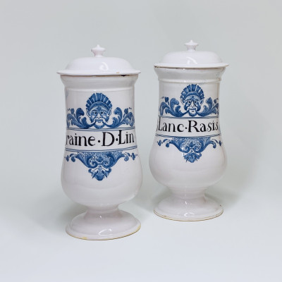 Moustiers - Pair of pharmacy jars - First half of the eighteenth century