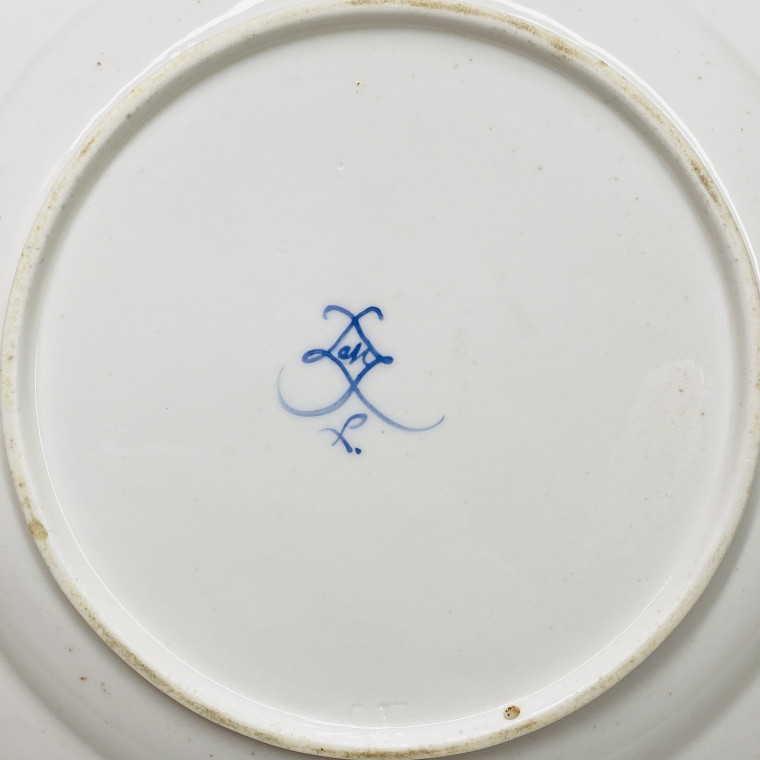 Sèvres - Assiette à décor de bouquets de fleurs - XVIIIe siècle