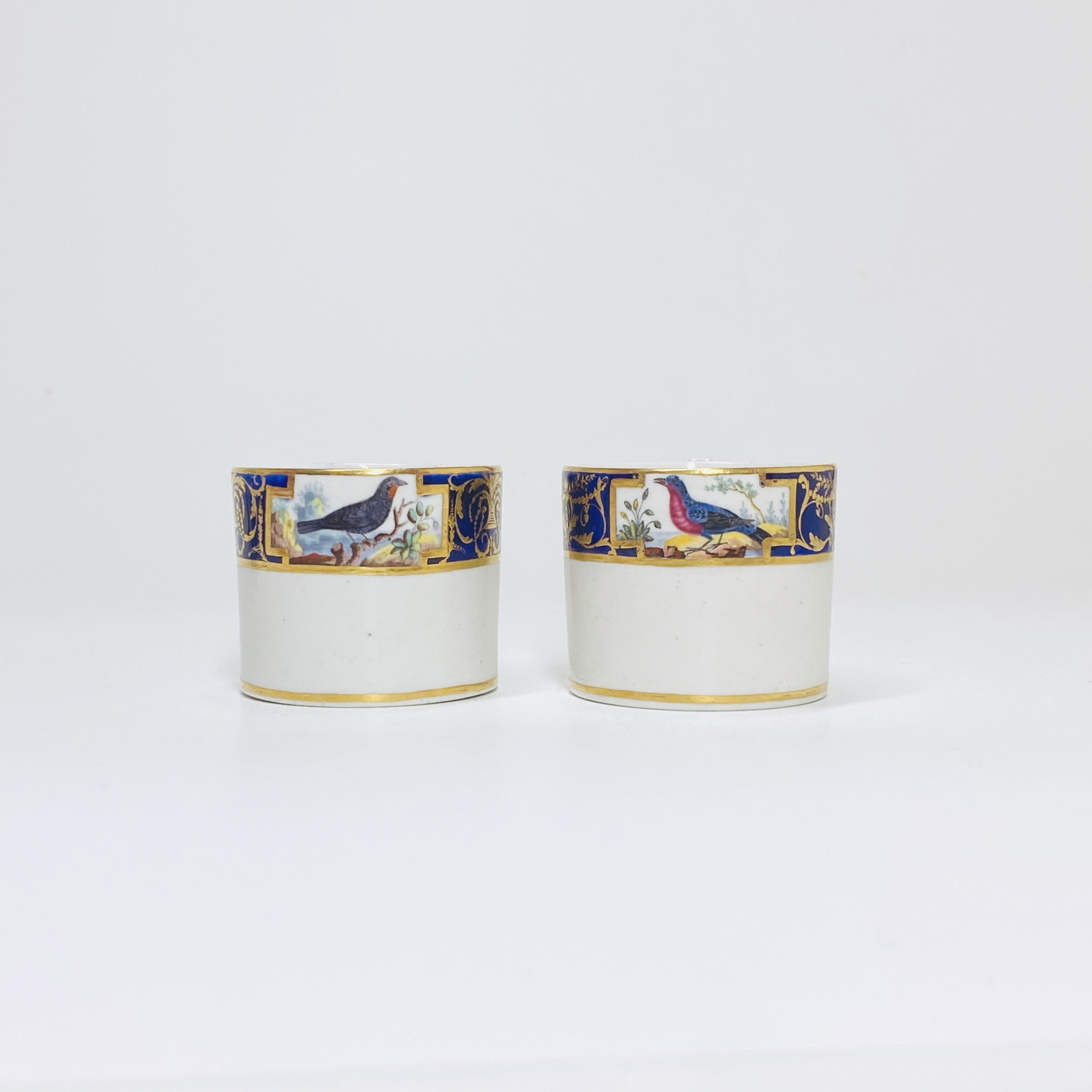 Tournai - Two rare cups called "To the birds of Buffon", from the service of the Duke of Orléans - 1787-1792 - Price on request.