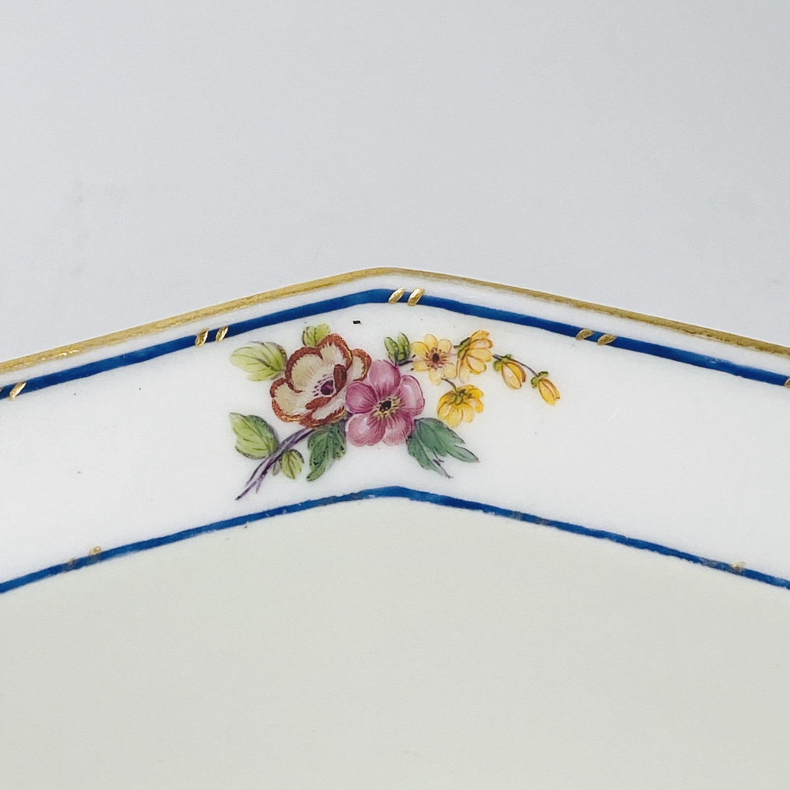 Sèvres - Saladier à mortier à décor de bouquets de fleurs - XVIIIe siècle