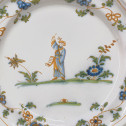 Lyon - Paire d'assiettes à décor de personnages vêtus à l'Orientale - XVIIIe siècle