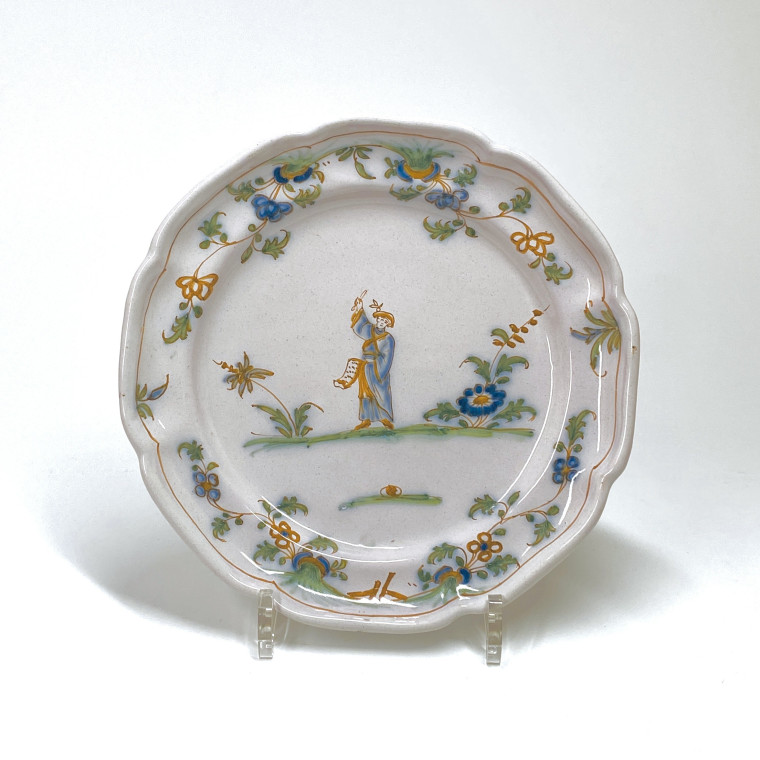 Lyon - Paire d'assiettes à décor de personnages vêtus à l'Orientale - XVIIIe siècle