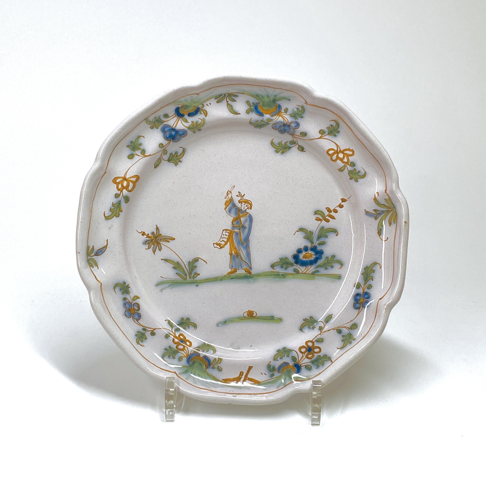 Lyon - Paire d'assiettes à décor de personnages vêtus à l'Orientale - XVIIIe siècle