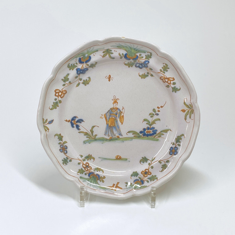 Lyon - Paire d'assiettes à décor de personnages vêtus à l'Orientale - XVIIIe siècle