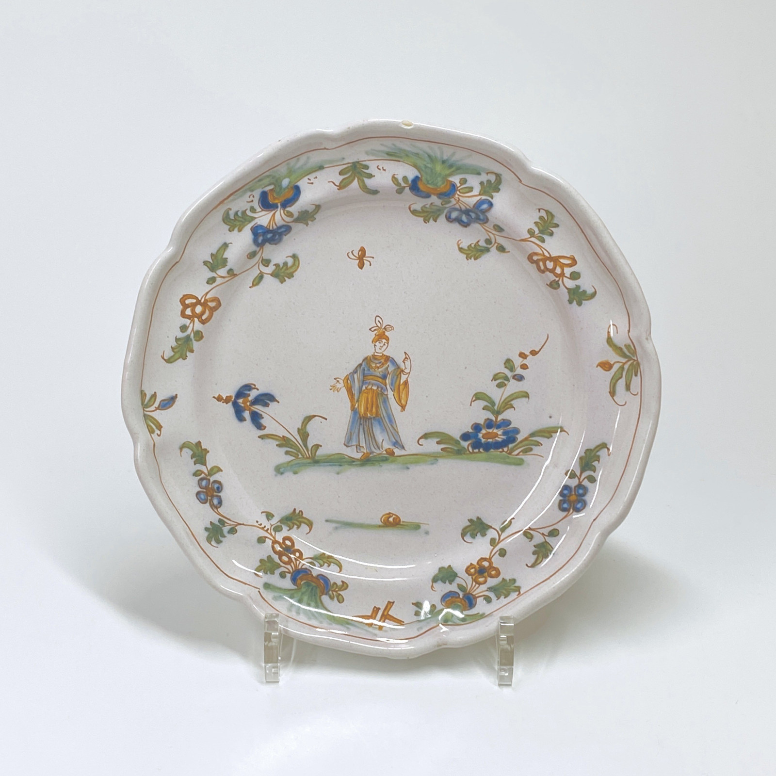 Lyon - Paire d'assiettes à décor de personnages vêtus à l'Orientale - XVIIIe siècle