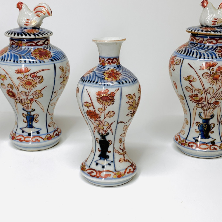 Garniture en porcelaine du Japon à décor Imari - Arita - Début du XVIIIe siècle