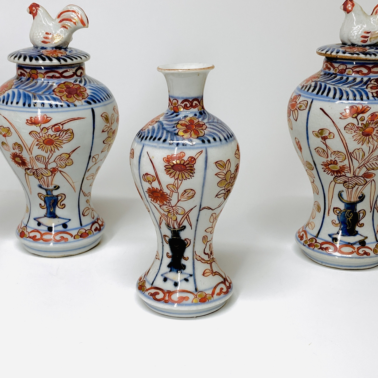 Garniture en porcelaine du Japon à décor Imari - Arita - Début du XVIIIe siècle