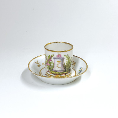 Sèvres - Tasse litron à décor de coeurs enflammés - XVIIIe siècle