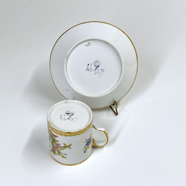 Sèvres - Tasse litron à décor de coeurs enflammés - XVIIIe siècle