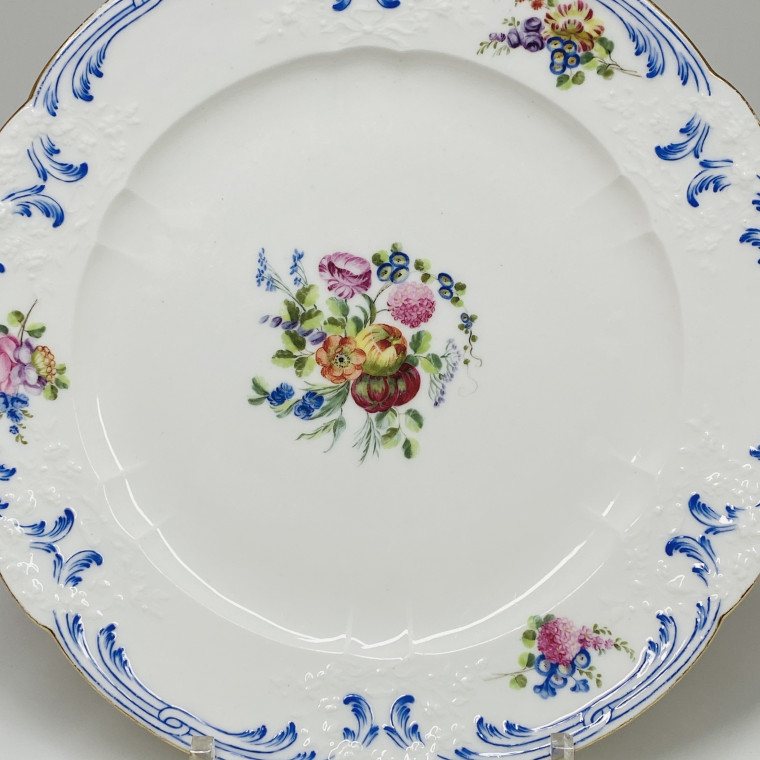 Sèvres - Assiette à décor de bouquets de fleurs et fruits - XVIIIe siècle