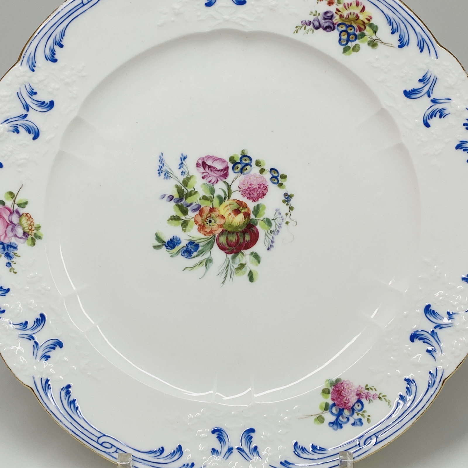 Sèvres - Assiette à décor de bouquets de fleurs et fruits - XVIIIe siècle