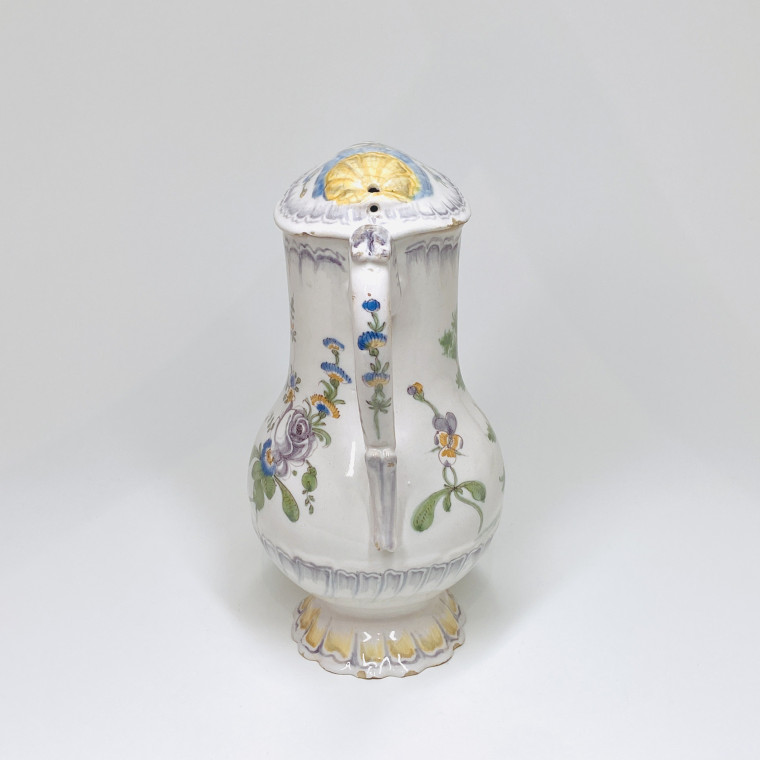 Varages - Rare pitcher decorated with a scene representing "The marriage contract" - Eighteenth century