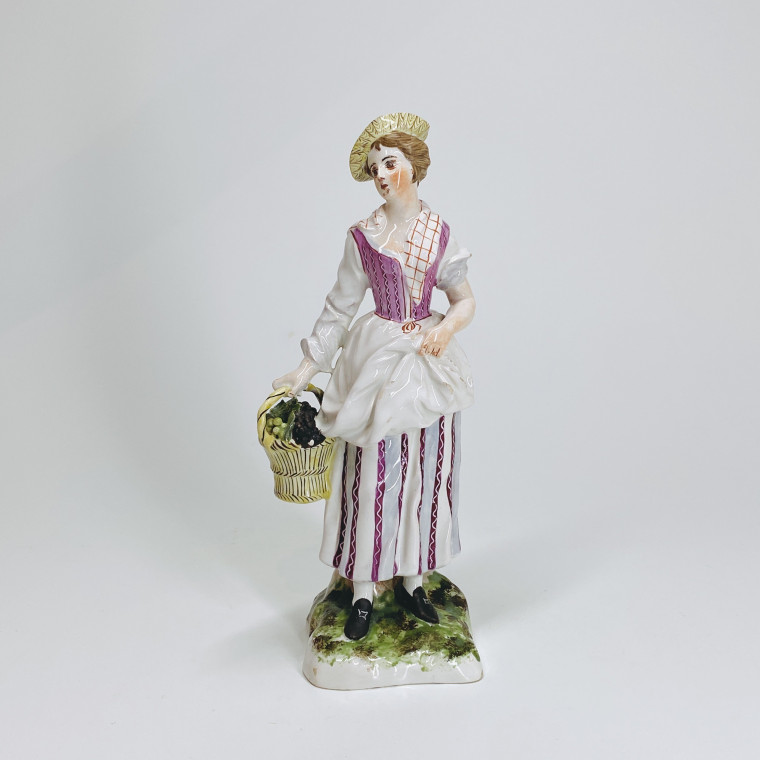 Lunéville - Statuette en faïence représentant une vendangeuse - XVIIIe siècle