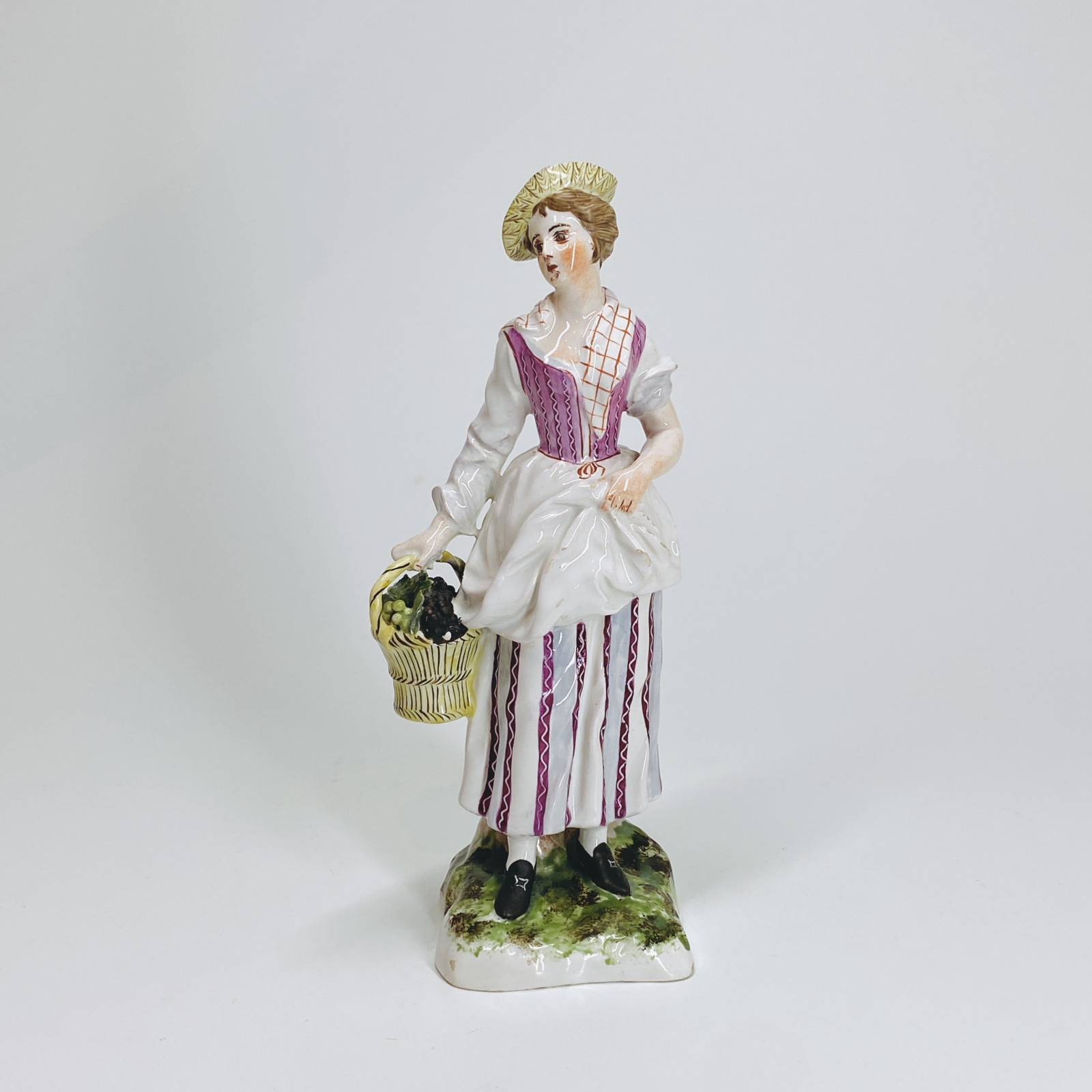 Lunéville - Statuette en faïence représentant une vendangeuse - XVIIIe siècle