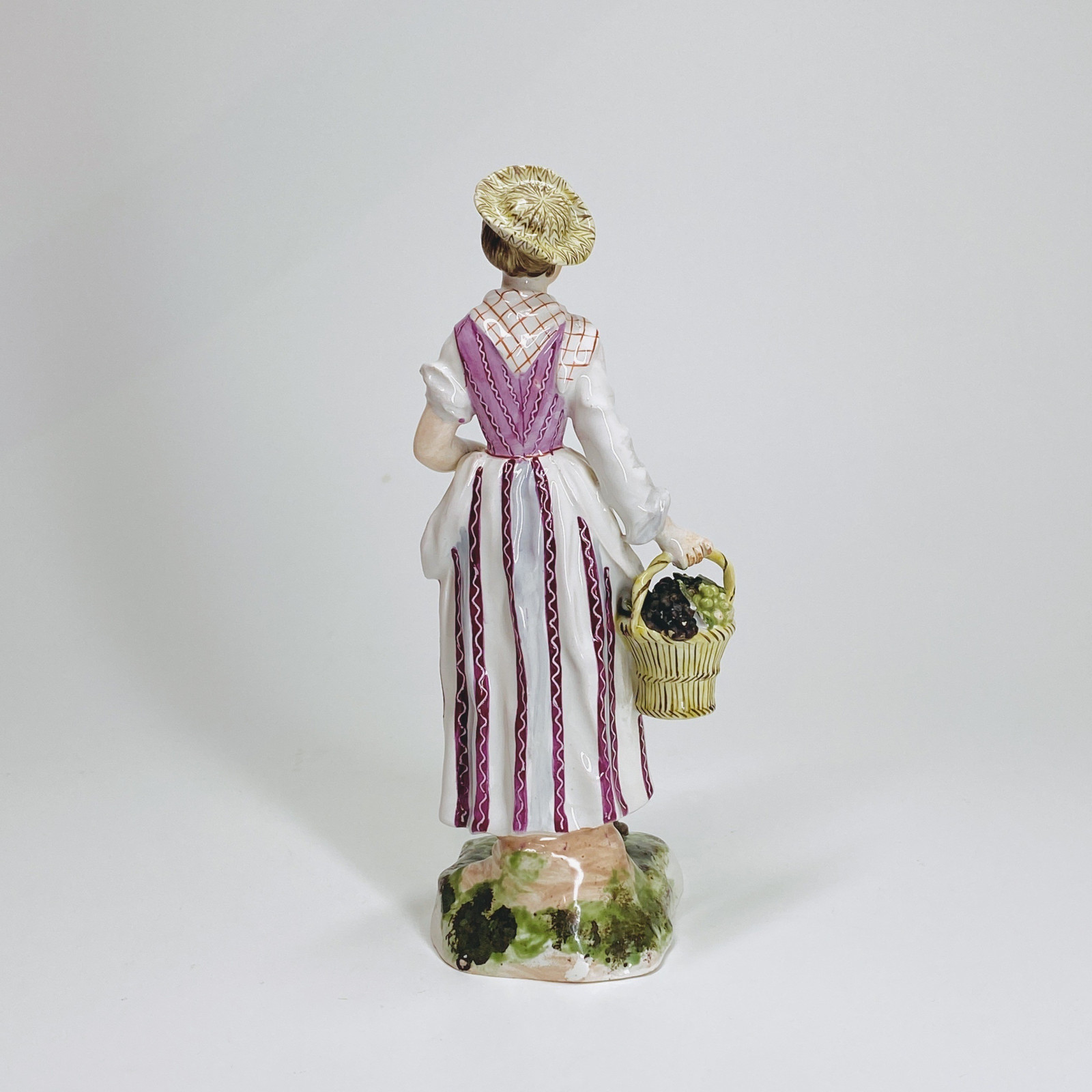 Lunéville - Statuette en faïence représentant une vendangeuse - XVIIIe siècle