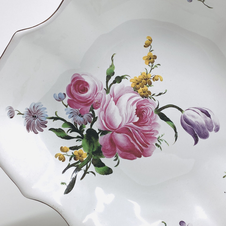 Strasbourg - Plat décoré d'un large bouquet en qualité fine - XVIIIe siècle