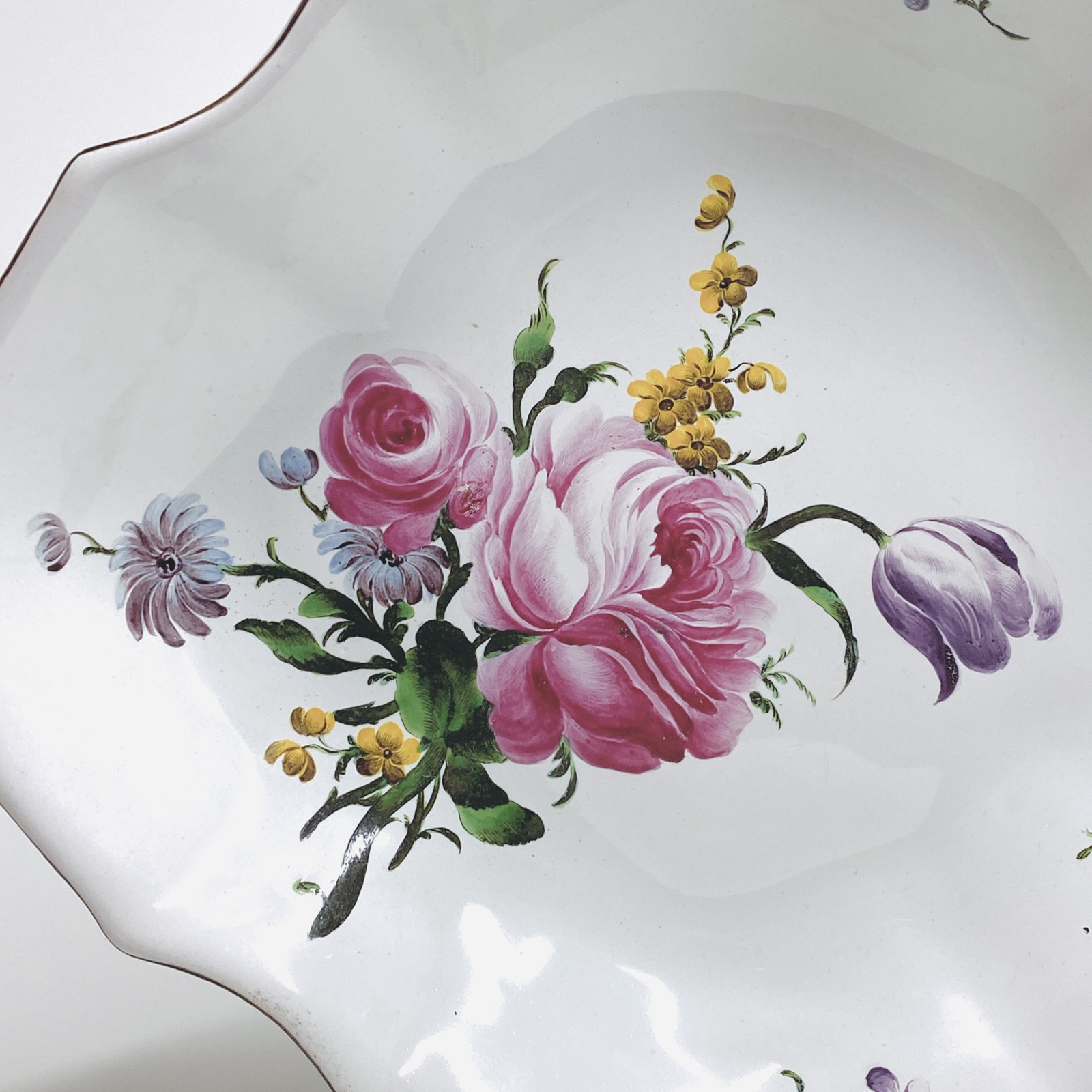 Strasbourg - Plat décoré d'un large bouquet en qualité fine - XVIIIe siècle