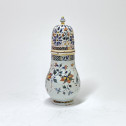Rouen - Rare saupoudreuse à décor dit "au chèvrefeuille" - XVIIIe siècle