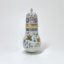 Rouen - Rare saupoudreuse à décor dit "au chèvrefeuille" - XVIIIe siècle