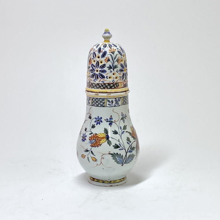 Rouen - Rare saupoudreuse à décor dit "au chèvrefeuille" - XVIIIe siècle