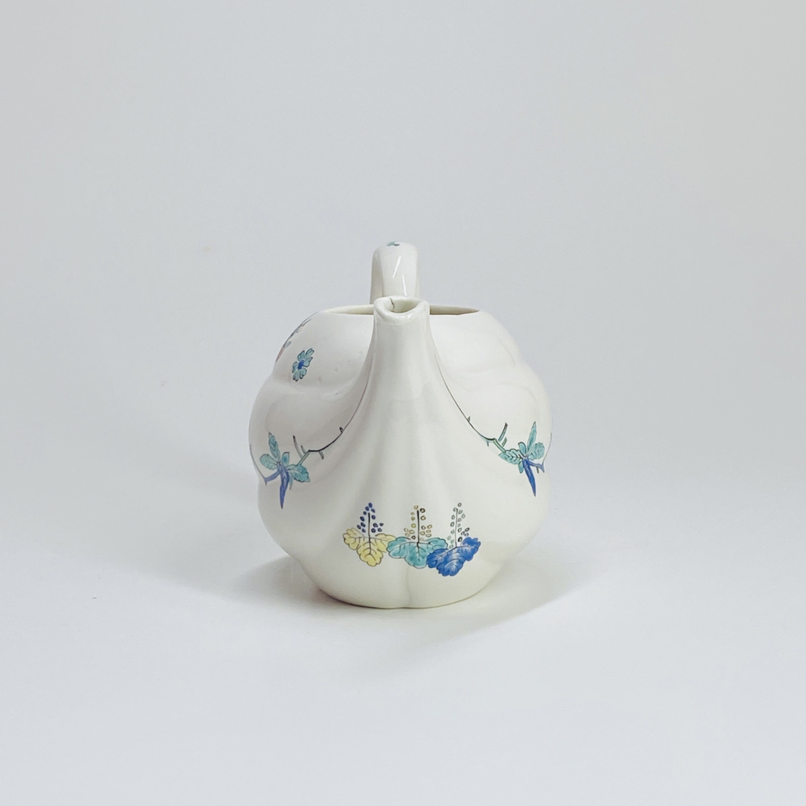 Chantilly - Soft porcelain teapot with Kakiemon decoration - Circa 1740
