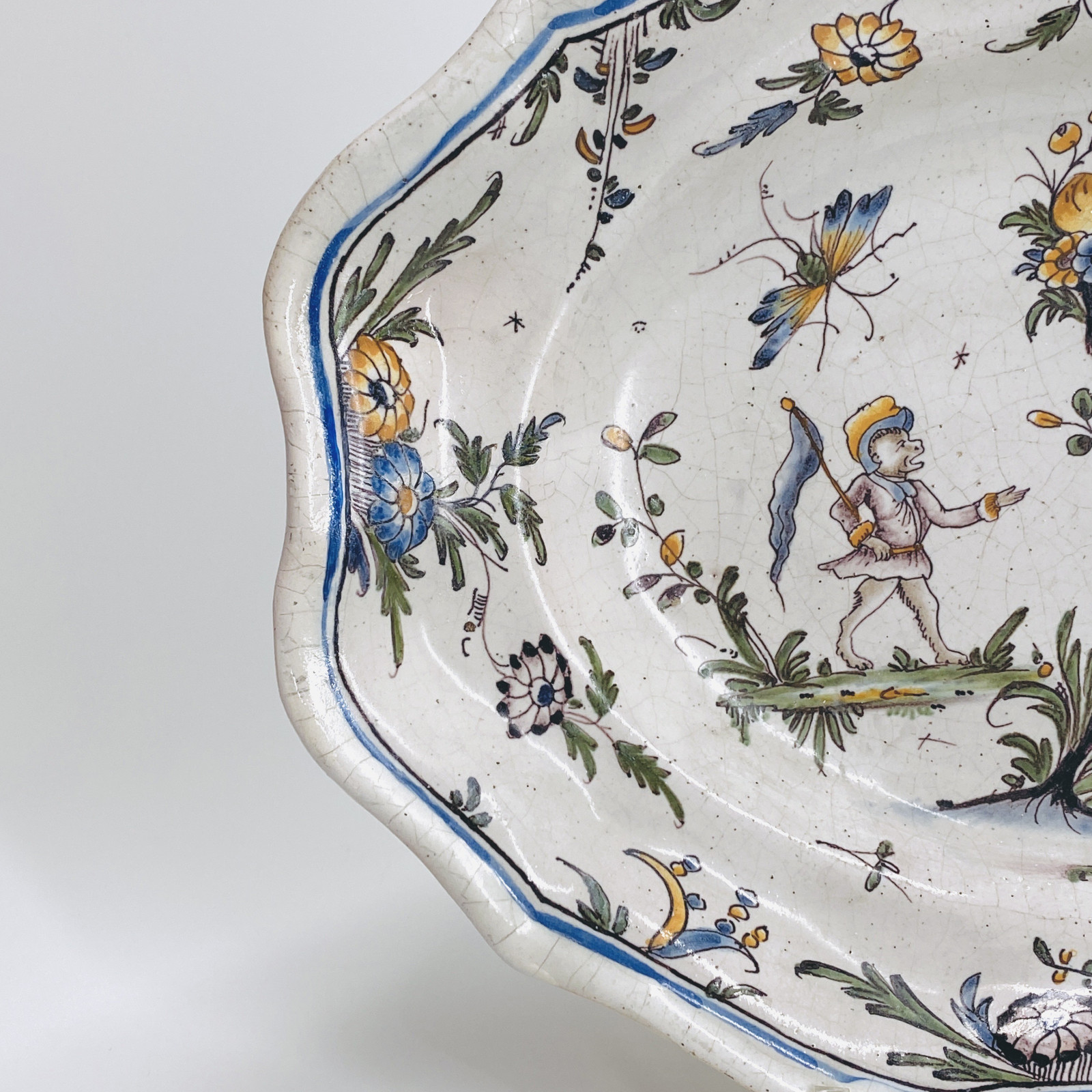 Lyon - Plat à décor de grotesques - XVIIIe siècle