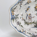 Lyon - Plat à décor de grotesques - XVIIIe siècle