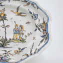 Lyon - Plat à décor de grotesques - XVIIIe siècle