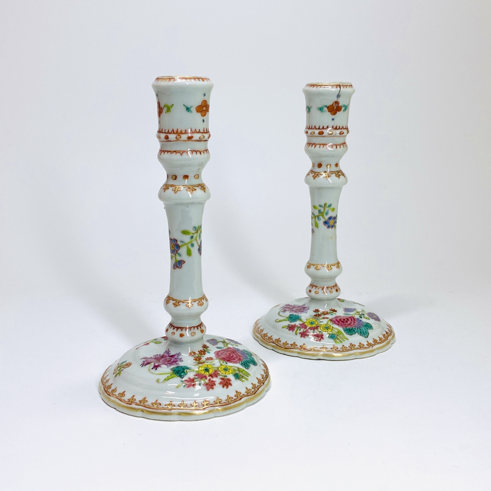 Rare paire de bougeoirs de la compagnie des Indes d’époque Qianlong (1735-1796)
