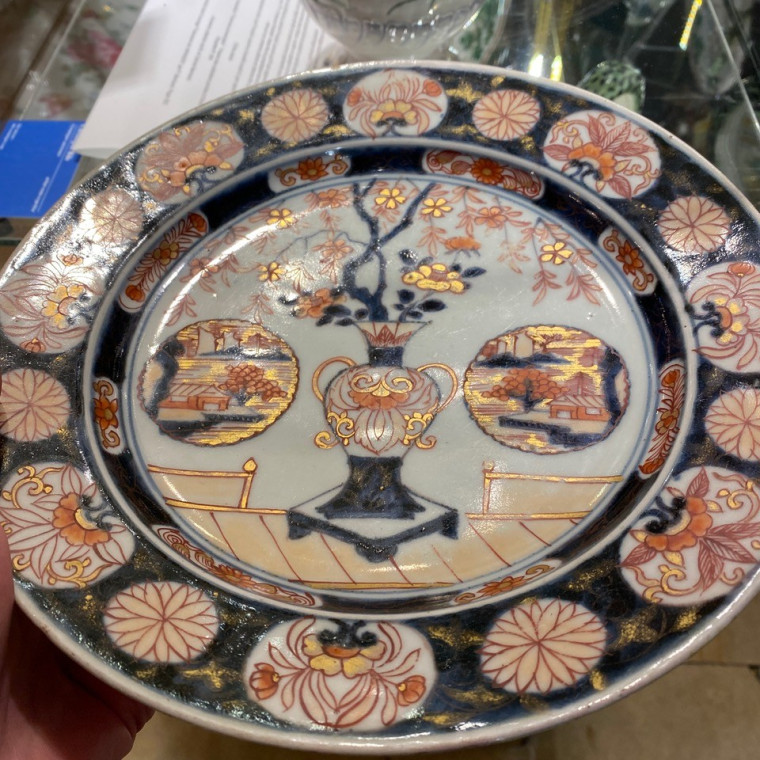 Japanese porcelain dish with Imari decoration - early eighteenth century
