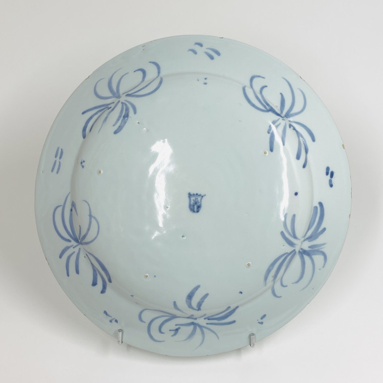 Savone - Grand plat à décor de paysage en camaïeu bleu - Vers 1700